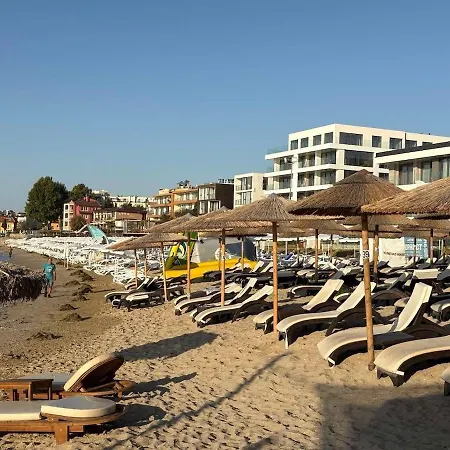 Soleil Bleu Beachfront Getaway - Beachfront With Sea View - شقة *