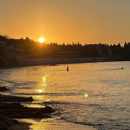 アパート Soleil Bleu Beachfront Getaway - Beachfront Apartment With Sea View - Airport Meet & Greet - Free Parking - Nessebar ネセバル
